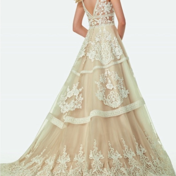 Randy Fenoli Dresses & Skirts - 🆕❤️FINAL PRICE❤️Gorgeous Randy Fenoli Bridal Gown and Veil Worn Once!!